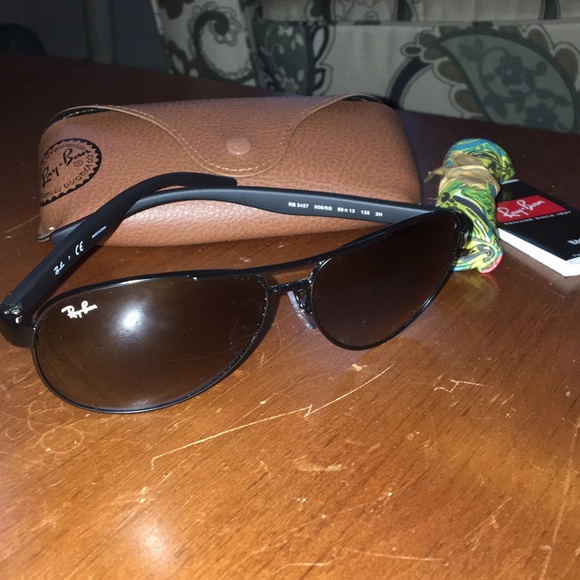 Ray Ban Grey Sunglasses and carrying case - Picture 2 of 7